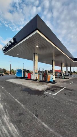 Great investment opportunity! A modern and complete repsol gas station is sold at the A7 highway, strategically located between Valencia and Castellón. This impressive property has a spectacular plot of 17,993 m2, offering access and access facilitie...