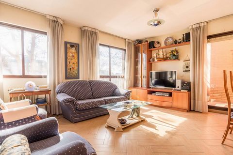 An extraordinary opportunity to acquire an exquisite apartment in the heart of Majadahonda! This property, located in one of the most coveted areas of northwest Madrid, offers a privileged lifestyle surrounded by sports facilities and lush green area...