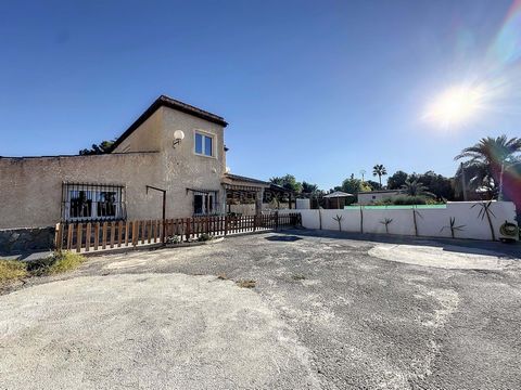 We present this spacious independent villa of 281 m2 built on 2 floors on a 2003 m2 plot with a separate pool. It consists of a living room, a separate kitchen, 5 bedrooms, 2 bathrooms, a gallery and several terraces. La Peña de las Águilas is one of...