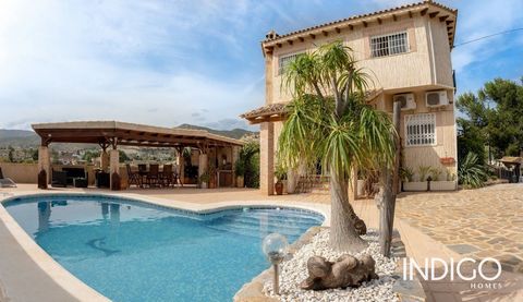 Detached villa in Coveta Fumá, Mediterranean style in a green enclave, with spectacular views reaching the sea and with a private pool. A peaceful place to live very close to the sea and in a natural environment. It has 5 bedrooms and 5 bathrooms, a ...