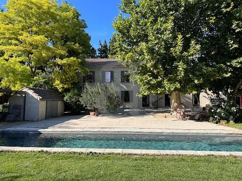 Châteauneuf du Pape area Virtual tour available on our website. Extraordinary setting for this Property near Châteauneuf du Pape, in the countryside in a pleasant location. With a total surface area of around 346 sqm, it features a spacious mas, tast...