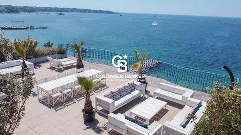 Appartement exclusif et unique En dernier étage en front de mer d'une surface d'environ 170 m² totalement rénové avec une vue mer époustouflante ! Comme sur un bateau, 2 chambres donnant sur la mer. 2 terrasses totalisant 250 m² dont un toit terrasse...