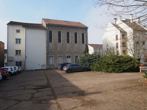 Investment property of 10 apartments, 2 T3, 4 T2, 2 studios, 1 loft and a convertible chapel with ceiling at 7m, sold free, ideal to create a land deficit as there are still 4 apartments to finish renovating, profitability in the long term of 9.5%. T...