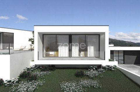 Property ID: ZMPT562020 Single storey house, type T3, with 189m2 of floor area and 257.5m2 of construction area. This fantastic villa of contemporary architecture, is part of a modern and family housing complex that will provide a quiet and comfortab...