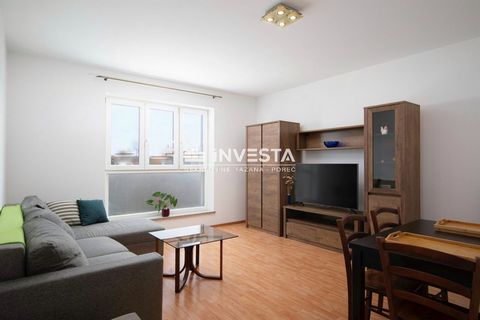 In the center of Fažana, just 150m from the beautiful Fažana beaches, this spacious one-room apartment of 55 m2 is for sale. It is located on the second floor of a residential building, and consists of a hallway, a bathroom with a shower, a spacious ...