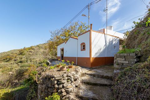 VALLESECO-CUEVECILLA. Today we are lucky enough to be able to offer you a little piece of nature in a unique place. Detached house, of about 140m2 on one floor, distributed in two bedrooms, living room, kitchen, bathroom, living area, a terrace that ...