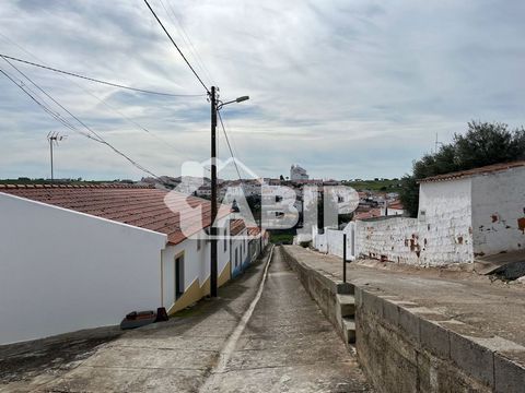 3 bedroom villa located in the village of Santo Aleixo da Restauração, municipality of Moura. Property with 3 bedrooms for total recovery, total land area of 249 m2 and total building area of 96.5 m2. Located 30 minutes from its county seat and 1h30m...