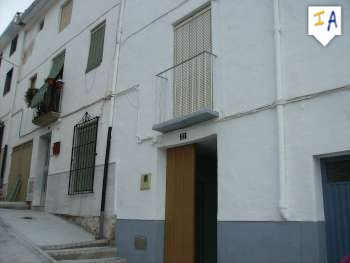 Located in the popular village of Castillo de Locubin, Jaen we have this large townhouse ready for its new owners to bring back to life. A very large property with plenty of character and set over 3 floors. The property has an internal patio, terrace...