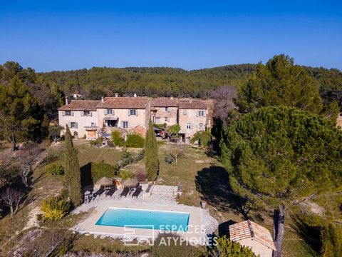 Ideally positioned in Cotignac elected most beautiful villages of France, this property steeped in history benefits from a recent renovation of quality. The house infuses a timeless chic for an area of 350m2 built on a wooded and well-kept plot hosti...