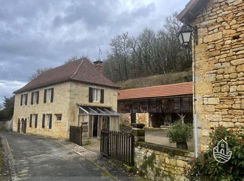 Situated in a listed village in the Périgord Noir, between Sarlat and Montignac-Lascaux, this 4800 m² property included, around a courtyard, a house (new roof) with approx. 110 m² of living space, a very attractive 90 m² barn that can be converted, a...