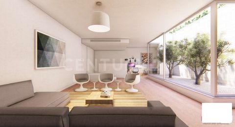 Excellent House Triplex T3, semi-detached, being 10 minutes from Lisbon and Cascais. Welcome to this magnificent opportunity to live in a T3 House in the noblest area of Caxias, in Alto do Lagoal, one of the most coveted destinations in Portugal. Loc...