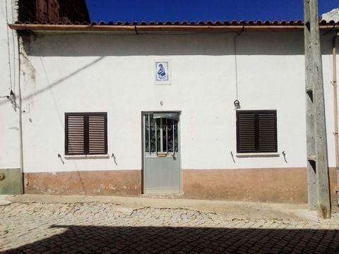 Stone and cement House, in the village of Rosmaninhal, Idanha-a-Nova for remodeling. With total building area of 88m2. Ground floor house with terrace. Location 30 km from Idanha-a-Nova and 50 km from the city of Castelo Branco. Exempt from the SCE u...