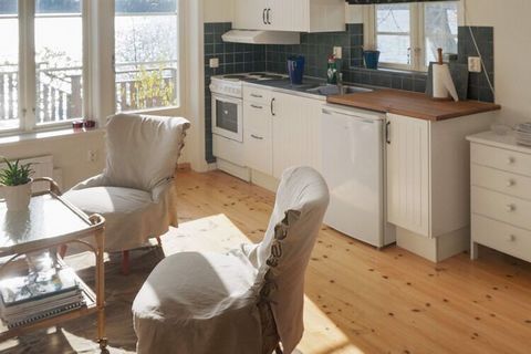 A real gem with a lake plot on the beautiful Mälaren islands - the last one untouched countryside in the absolute vicinity of Stockholm. Here you live comfortably in a cozy little cottage with large terrace for comfortable sunbathing. In the bedroom ...
