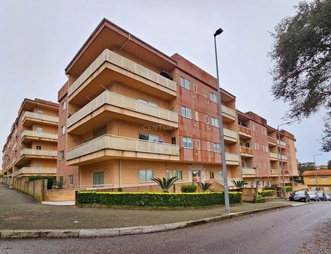 3 bedroom apartment with balcony in Canelas, Vila Nova de Gaia. Located on the first floor, with elevator. Excellent 3 bedroom apartment, with 128m² of useful area and 73m² of dependent area, in excellent condition, 3 solar fronts (North/East/South),...