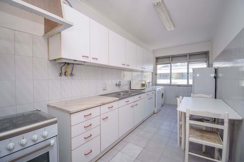 Appartement de 3 chambres avec 104 m² sur Rua Damião Góis, à Alfornelos. Il dispose d'un salon avec une agréable véranda, d'une cuisine, de 3 chambres, de 2 salles de bains et d'un cellier pour un stockage supplémentaire. La propriété a d'excellents ...