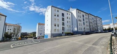 Apartamento T3 com uma área total de 68 metros quadrados, situado em Mira-Sintra, concelho de Sintra. Zona com boas acessibilidades com proximidade a um dos principais acessos a Lisboa, a IC19 situa-se a 10 minutos. O imóvel está localizado próximo à...