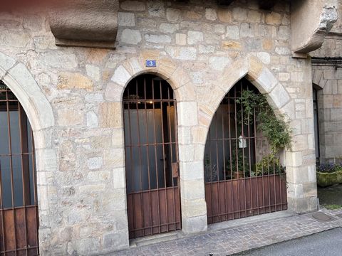 Character apartment in one of the oldest medieval houses in Figeac. This duplex apartment offers 150 m² of living space (including 3 bedrooms). It is composed as follows: - street level: entrance, cloakroom - 1st level: living room, kitchen-dining ro...