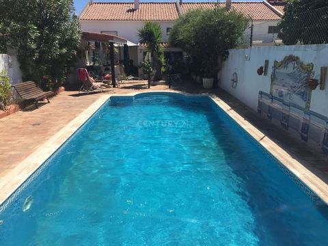 I present to you this townhouse, located in the Urbanização do Adro do Judeu, in Tavira. This property offers the perfect balance between comfort and privileged location, just a 7 to 10 minute walk from the center. Main features: 4 bedroom Location: ...