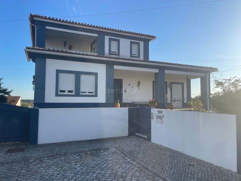 4 bedroom house for sale in Alcanena! I present to you this fantastic villa located in the center of Alcanena, district of Santarém. This property is located on a plot of land measuring 650 m2 and has 3 floors and 500 m2 of covered area. It was built...