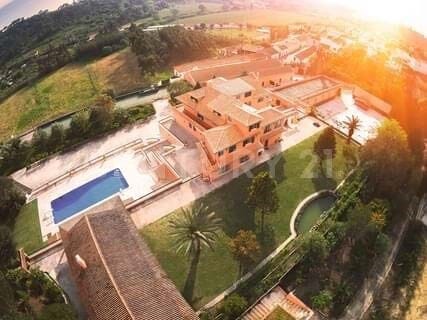 Quinta Vale de Mouros is a unique property in Azambuja, Aveiras de Baixo. This property offers several income opportunities, as well as a quality of life that is very particular to country life. Located in the Municipality of Azambuja, in the Parish ...