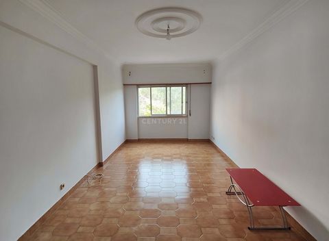 2 bedroom property with excellent areas, elevator and storage room in the Baútas area - Queluz. 2 bedroom apartment, 1st floor in a building with two elevators. 2 bedrooms with closets Living room with good area Bathroom with bathtub Kitchen with pan...