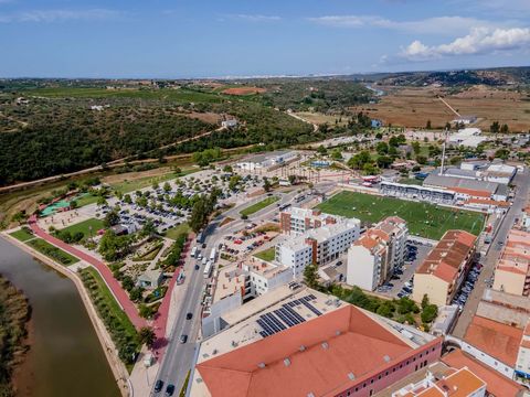 Excellent Opportunity! 3 bedroom apartment, located close to the football stadium and the city park, in Silves, close to all services, shops, market and restaurants. This apartment consists of 3 bedrooms with wardrobes, 2 bathrooms, living room, pant...