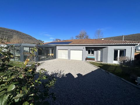 Come and discover in Lavelanet, this completely renovated single-storey villa of approximately 180 m² with swimming pool, on a plot of 1100 m². This property is composed of a large bright living room, a kitchen/dining room of approximately 38 m², rec...