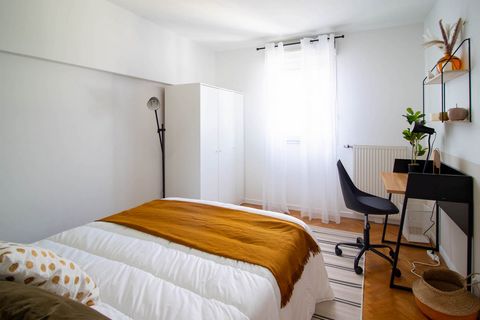 Discover our beautiful 11 m² bedroom. Located in an 88 m² flat in Saint-Denis, it benefits from all the local shops (market, grocery shops, restaurants, bars), and public transport at its feet (RER B, bus, metro 12). This room, with its view over the...