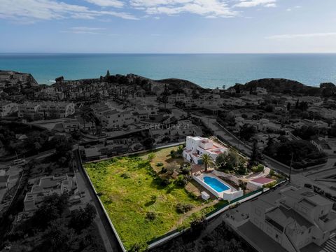 Bienvenue dans cette fabuleuse villa, située à seulement 7 minutes à pied de la plage de Carvoeiro. Il s'agit d'une propriété charmante, entièrement clôturée, avec 4009 m2 de terrain pour assurer votre intimité. C'est un véritable bijou caché au cent...