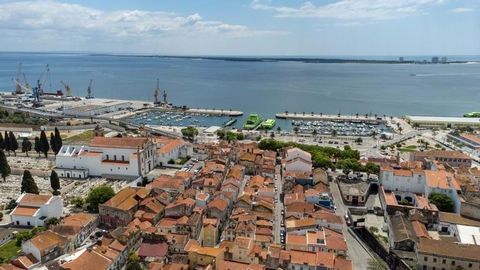 Building with APPROVED PROJECT ready to rehabilitate in the Historic area of Setúbal. With 197 m2 of approved area. Inserted in the (ARU) with mandatory archaeological study completed. Demolition and debris removal already completed. 25 minutes from ...