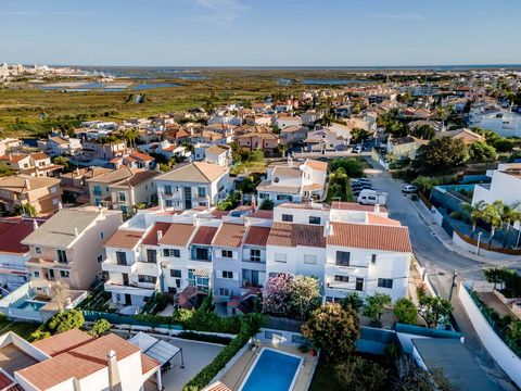 Maison de typologie T4 dans l'Urbanisation Monte da Ria à Montenegro, Faro. La maison a une surface brute d'environ 230m2 et est divisée en 3 étages comme suit : Au RC, nous avons un salon avec cheminée et balcon, une cuisine équipée avec accès à la ...