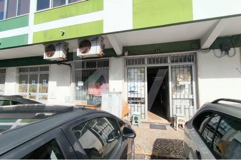 Looking for a space to set up or expand your business? This store located in Corroios, Quinta de São Nicolau is a unique opportunity! With an area of 85m2 a window and entrance at street level, this space offers unparalleled visibility for your busin...