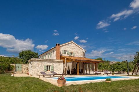 Cette villa traditionnelle de Slivnica dispose de 3 chambres à coucher, d'une piscine privée, d'un jardin privé et d'une terrasse privée pour se détendre. Cette propriété peut accueillir 8 personnes, ce qui le rend convenable aux amis et aux familles...