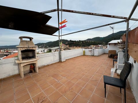 Opportunity Fully renovated town house on 2 floors and 2 floors 130 meters built and very well used in a spacious living/dining room, crossing the large room we find the open kitchen renovated and furnished that communicates to the courtyard and, bat...