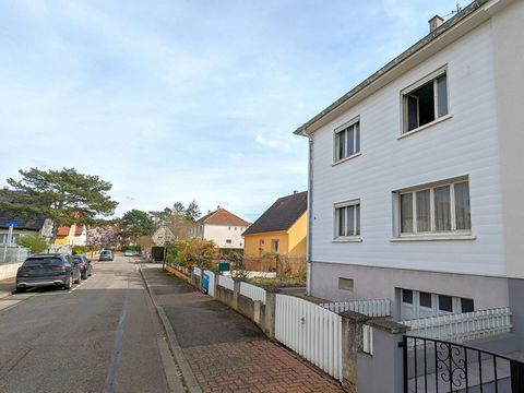 ECKBOLSHEIM - RESIDENTIAL AREA - QUIET - TO RENOVATE Semi-detached house with a living area of 92m2 on a plot of 3 ares. It comprises on the ground floor a living-dining room of about 25m2, an independent kitchen opening onto a veranda allowing acces...