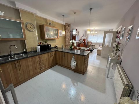 GROUND FLOOR in Calafell semi-new with 3 double bedrooms 2 full bathrooms Spacious living room with kitchenette Large terrace Natural Gaz Heating Storage close to all amenities Price €185,000 Features: - Terrace - Lift