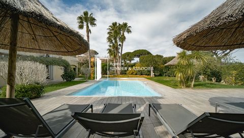 Agence REYNIER & ASSOCIÉS bietet Ihnen im Herzen des Golfs von Saint-Tropez: Ein Anwesen mit Meerblick, bestehend aus 2 Villen, 2 km von Saint-Tropez und 200 m vom Strand entfernt. Jede Villa verfügt über einen eigenen Swimmingpool in einem angelegte...