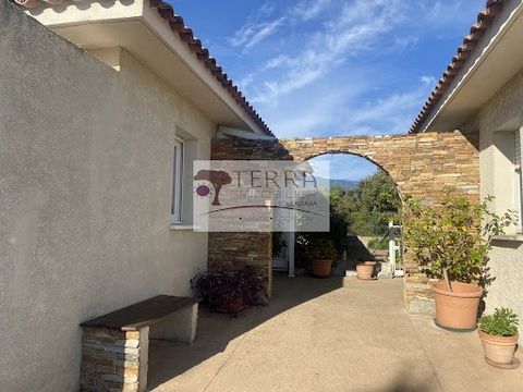 Terra Immobilier Solenzara, offers for sale, in the municipality of Prunelli Di Fiumorbo, in a quiet residence and close to all amenities, a charming semi-detached house of 81 m2 of type T3, with a nicely wooded and sunny garden of 74 m2. The house i...