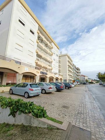 Shop in the center of Fátima, next to the south roundabout of the 3 little shepherds. Parish of the Shrine of Fatima. Useful area of 20 m2, with allocation for commerce or services. Access to the A1 that connects Lisbon, Coimbra and Porto. IC9 to Naz...
