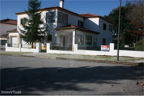 4+2 bedroom villa, built in 2004, located in the residential area of Portagem. Comprising ground floor and 1st floor with excellent areas. Central heating. View of the castle of Marvão and the Marvão Golf Course. Entrance through 2 streets. You shoul...