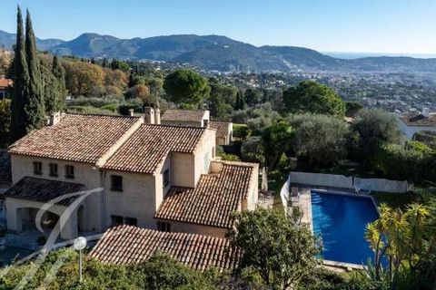 Located in the residential district of Gairaut, this charming villa offers a very pleasant living environment and a lovely, unoverlooked view of Nice and the Mediterranean. Built in the 1980s, this property offers around 230 m² of living space over t...