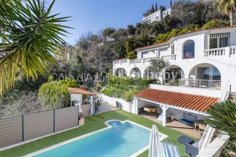 Discover this beautiful family villa, 15 km from the center of Nice, offering peace and exclusivity close to the hustle and bustle of the Côte d'Azur. Set on a 1500 m² plot, the 223 m² house enjoys a superb view and is bathed in light, facing south-w...