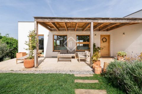 Lucas Fox presents this passive house in a privileged location in Valldoreix, which offers a sustainable design, without giving up modern comfort. It is located near the Valldoreix train station, which facilitates access to Barcelona and its surround...
