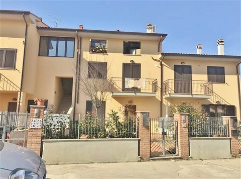 CASTIGLIONE DEL LAGO: centrally located close to all services, second floor apartment of 61 sqm with living room, kitchenette, bedroom, small bedroom, bathroom and two loggias. Nicely finished. The property includes garage on the basement floor measu...