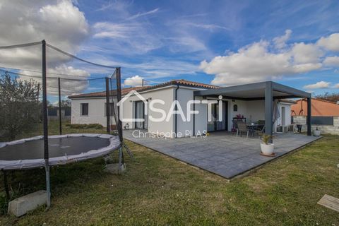 15 minutes from the A64, located in the charming town of Labastide-Clermont, this house offers a peaceful and authentic living environment, typical of the region. Labastide-Clermont thus offers an ideal living environment for lovers of tranquility. B...