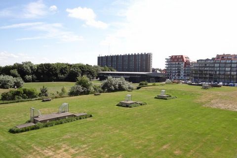 Appartement d'une chambre avec coin nuit vue sur la mer et le chenal de navigation. Salle de bain rénovée printemps 2023 avec douche à l'italienne Niché dans la paisible ville côtière de Nieuport, cet appartement exquis offre le mélange parfait de co...