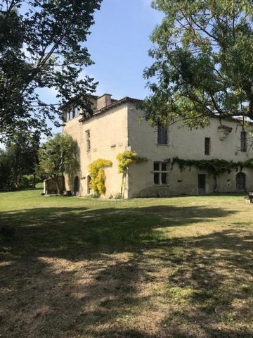 Medieval fortified house in need of renovation. Overlooking the valley, this property near Auch offers splendid views over the hills and the Pyrenees mountain range. Just 50 minutes from the airport, it is ideally situated. Built in the 14th century,...