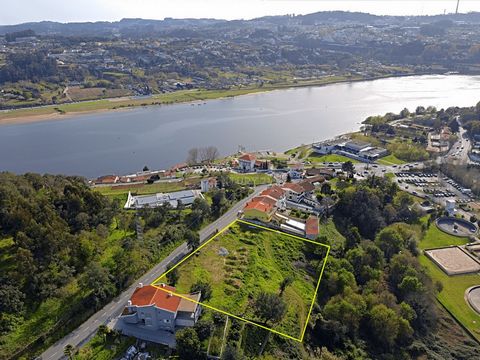 New Home development starting in Gondomar, Porto, a 350metters from Valbom walk trail an exclusive project of 8 houses with breathtaking vews from Douro river. Each house is built over 3 floors, distributed in basement with 60m2 of garage for up to 2...