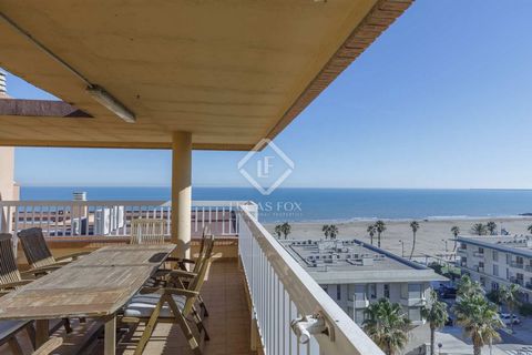 Lucas Fox presents this penthouse with sea views for rent on Patacona beach, in Valencia, located in an excellent location, 10 minutes from the city centre . The property has three bedrooms, one of them with a private bathroom. In addition, it offers...