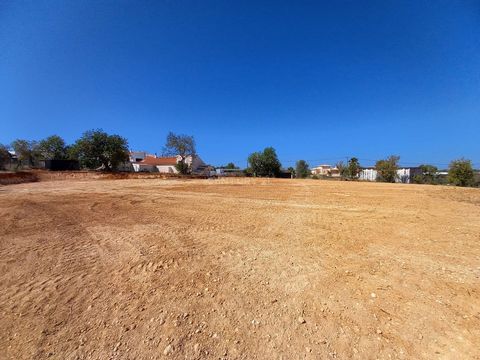 Total land area 7640 m2, access is via a tarred road. -Rustic fenced land, the entrance to the land is made by two entrances with gate, -Light meter already installed. -Municipal network water meter is ready for connection. Location: Ferreiras is a p...